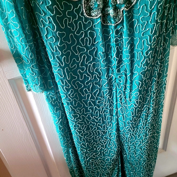 STUNNING VINTAGE BEADED GOWN - Picture 6 of 7